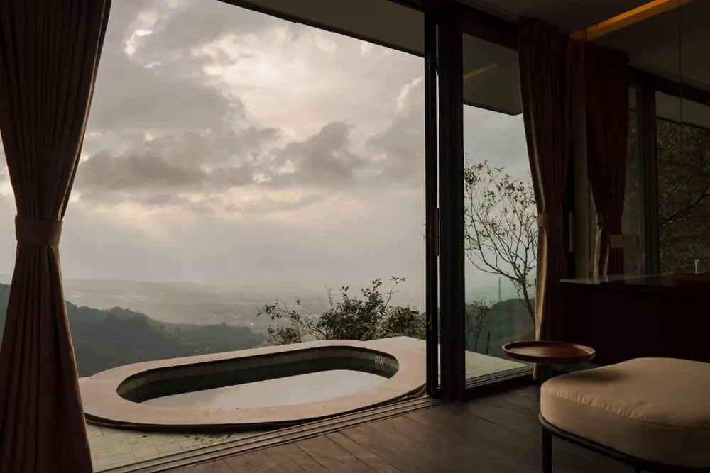 Villa MAHHA dii MERU dari udara, dikelilingi hutan dengan private pool