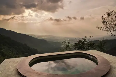 Jalur taman pakis yang asri di area resort