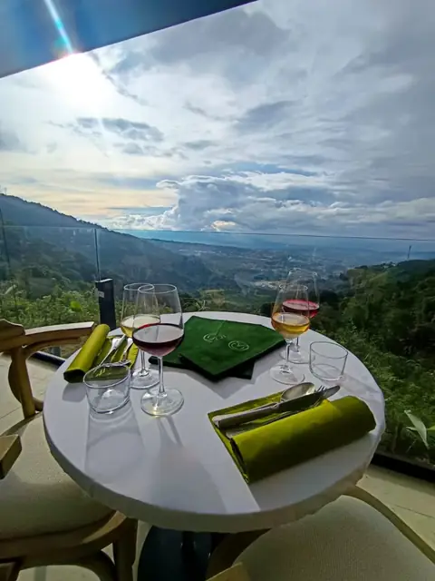 Teras restoran Ranting dengan panorama pegunungan