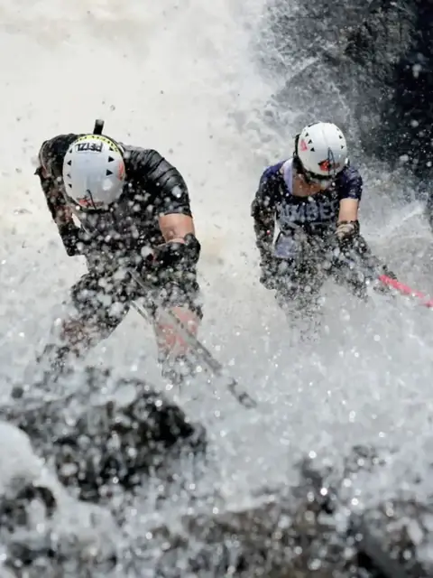 Canyoneering menyusuri lembah sungai pegunungan
