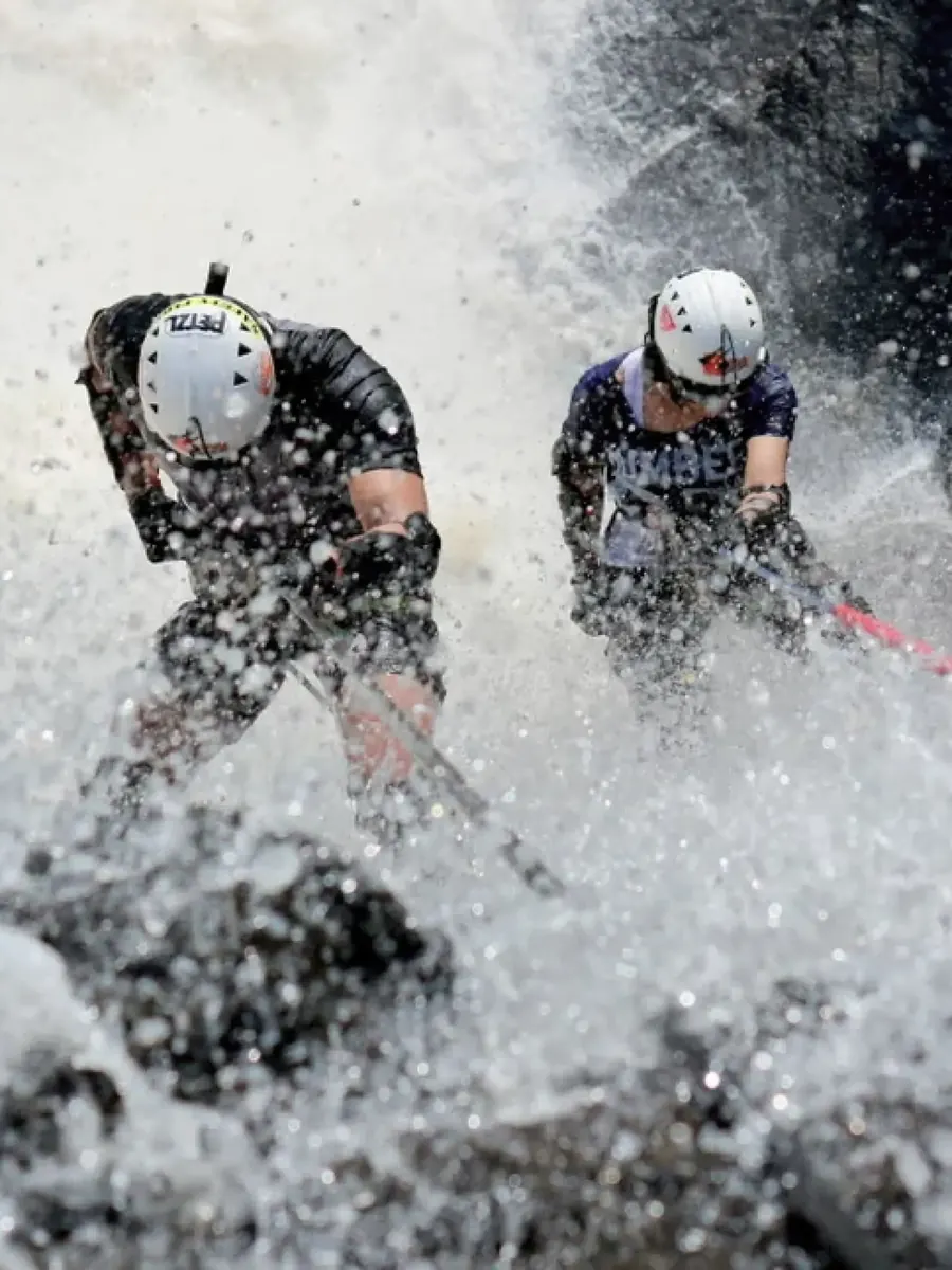Canyoneering menyusuri lembah sungai pegunungan