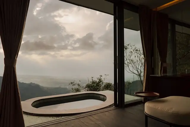 Fire pit lounge melingkar di tengah hutan MAHHA dii MERU