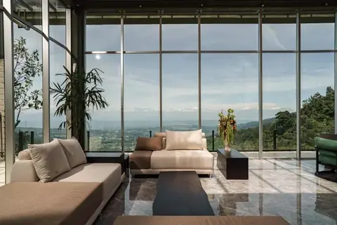 Lounge kaca dengan panorama lembah